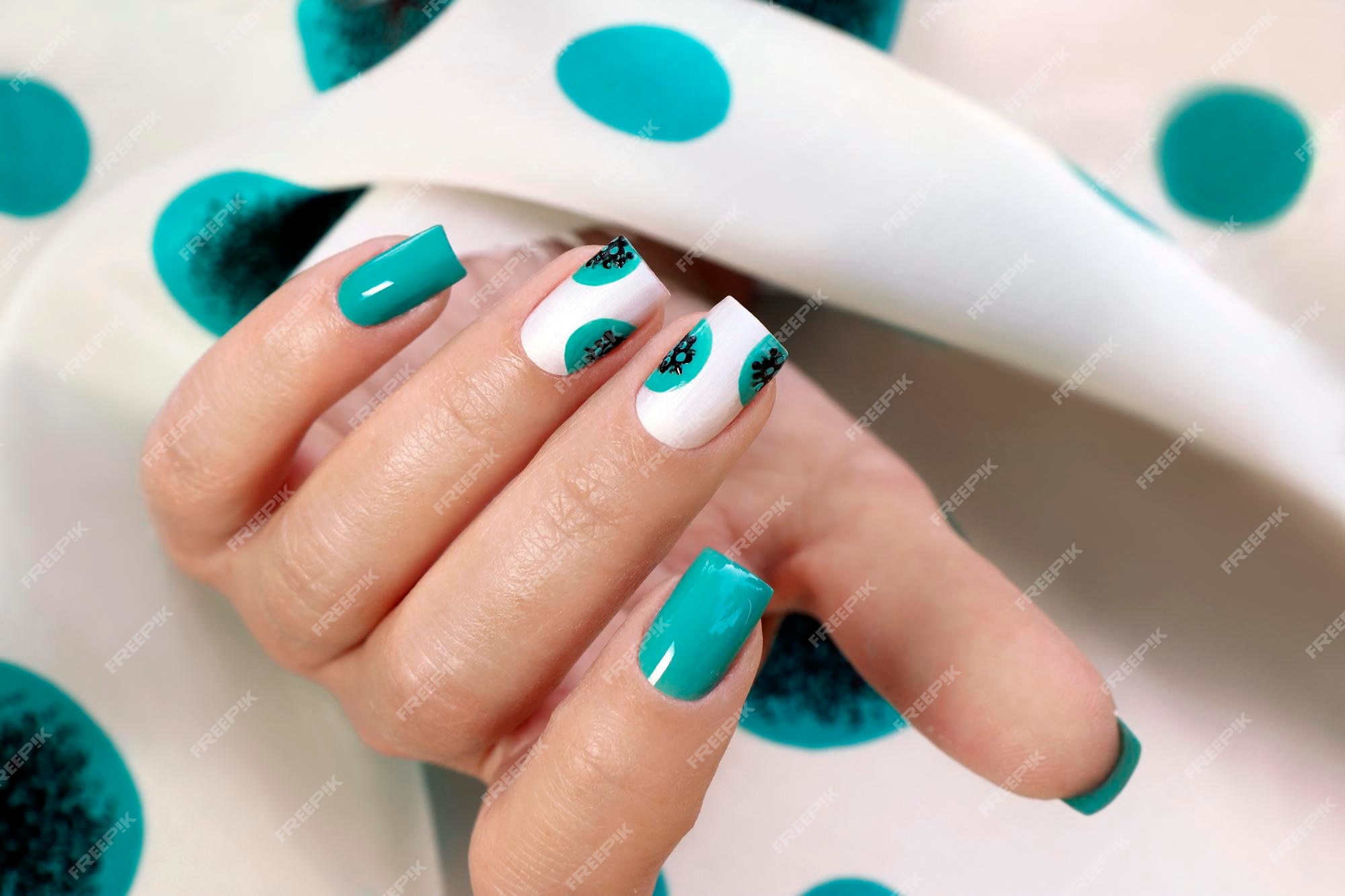 Diseño de uñas con esmalte de uñas claro y turquesa. | Foto Premium