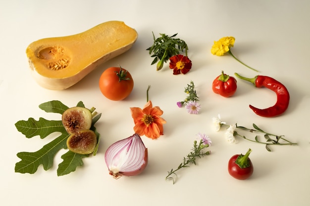 Foto diseño estacional de otoño con frutas, verduras y flores de otoño.