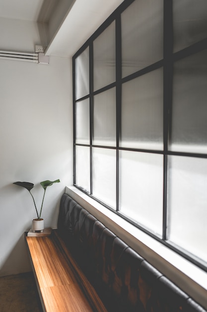 Diseño en estilo loft en colores oscuros, espacio abierto, vista interior de varios cafés