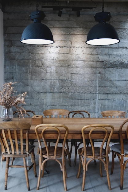 Diseño en un estilo loft en colores oscuros vista interior del espacio abierto de varios cafés Bienvenido fondo de cafetería abierta