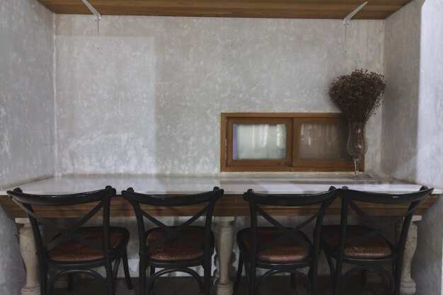 Diseño en un estilo loft en colores oscuros vista interior del espacio abierto de varios cafés Bienvenido fondo de cafetería abierta