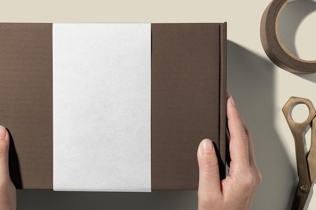 Diseño de la etiqueta transparente de la caja de paquetes marrón