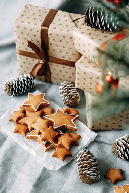 Diseño de flatley de Navidad con galletas y un árbol de Navidad Composición con galletas de jengibre