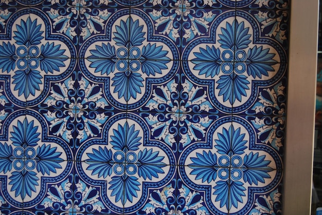 un diseño floral azul y blanco se muestra en una alfombra azul y blanca