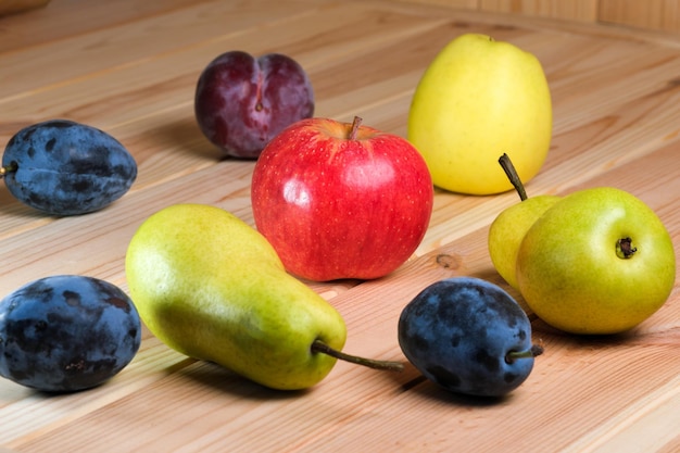 Diseño de frutas en una mesa de madera.