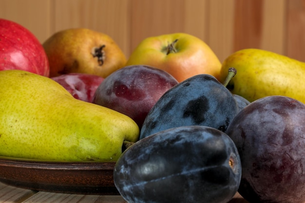 Diseño de frutas en una mesa de madera.