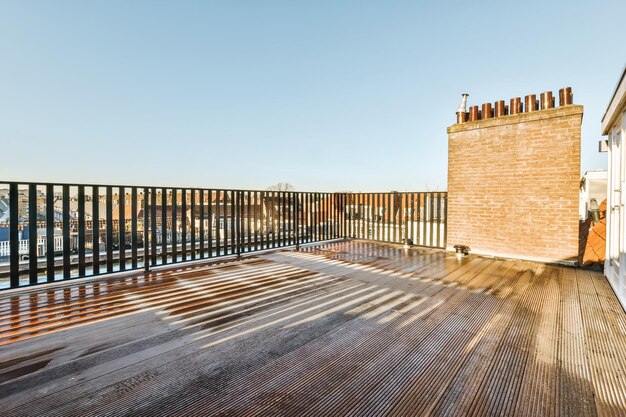 Diseño de un gran balcón con suelo de madera.