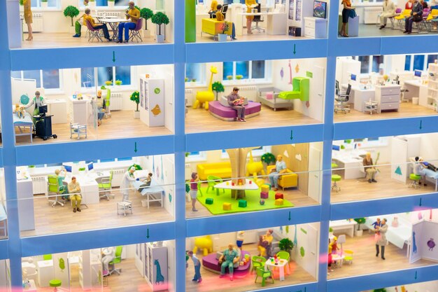 Diseño de una gran policlínica de la ciudad modelos de habitaciones con equipos y personas