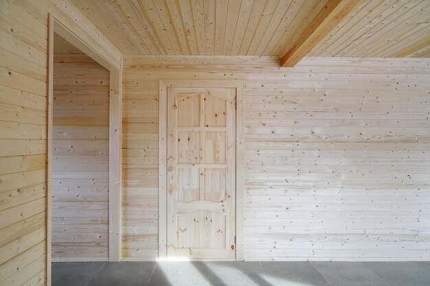 Diseño de habitación de madera con puerta nueva casa construida.