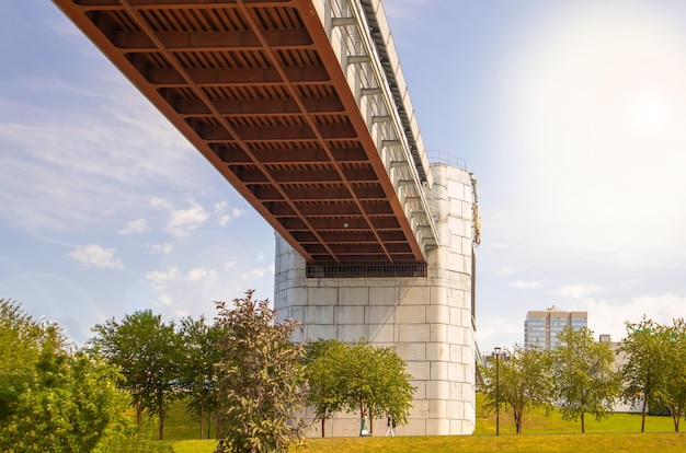 Diseño de ingeniería del puente del metro con soportes de hormigón vista inferior Panorama de la ciudad