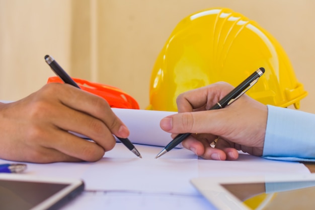 Diseño de ingeniería de trabajo de escritura a mano de primer plano