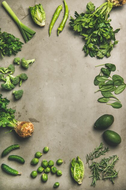 Foto diseño de ingredientes veganos saludables sobre composición vertical de fondo de mesa de hormigón
