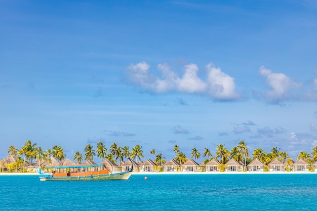 Diseño inspirador de la playa de Maldivas. Barco tradicional de Maldivas Dhoni y laguna de mar azul perfecta