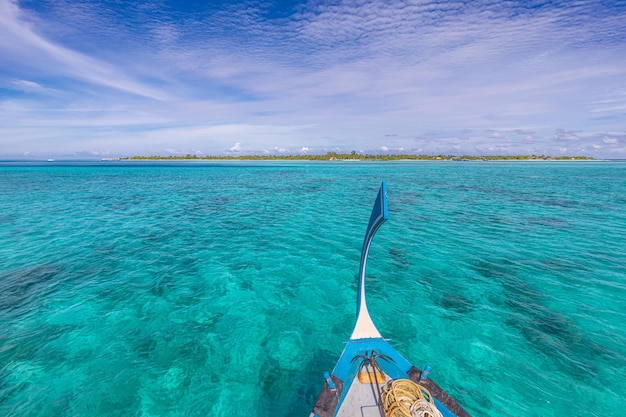 Diseño inspirador de la playa de Maldivas. Barco tradicional de Maldivas Dhoni y laguna de mar azul perfecta