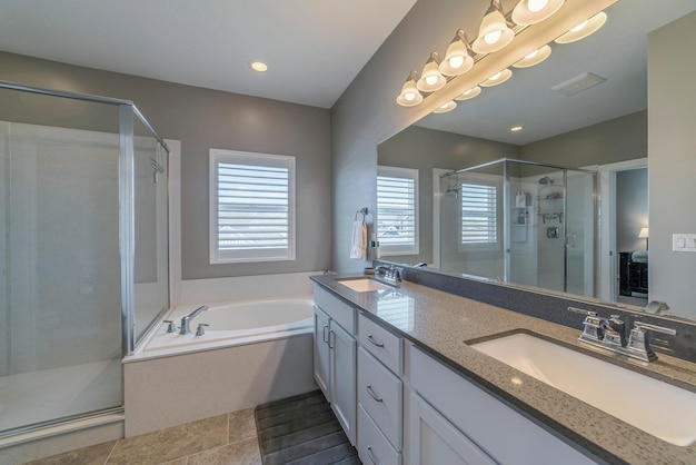 Diseño interior de baño minimalista en color blanco con lavabo doble