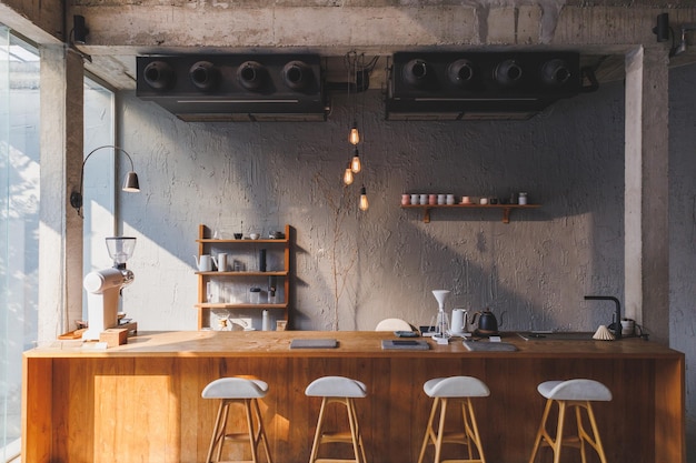 Diseño interior del café en un estilo loft en colores oscuros vista interior del espacio abierto de varios cafés Fondo de la cafetería abierta de bienvenidaxA