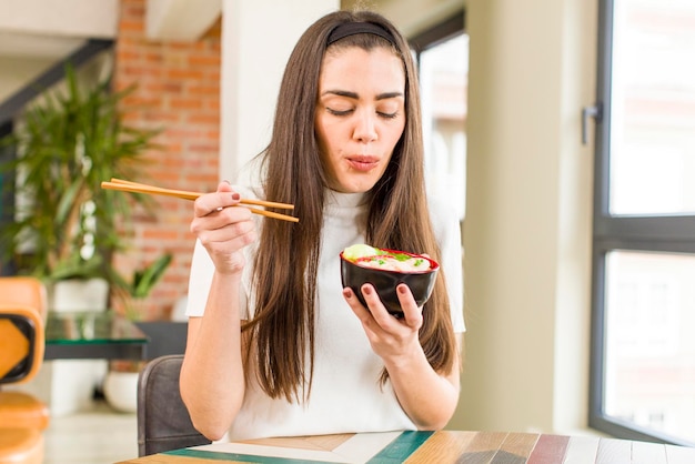 Diseño interior de la casa del tazón de fuente de los fideos de ramen chino de la mujer bastante joven que come