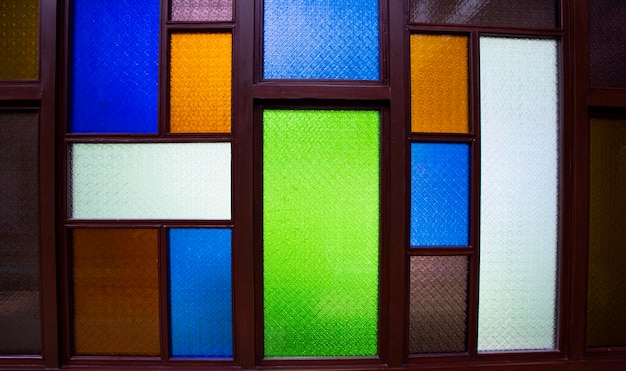 El diseño interior decora la ventana de madera y la puerta de madera con un colorido fondo de vidrieras en el edificio de arquitectura en el templo Wat Sangkhatan en Bang Phai de Nonthaburi Tailandia