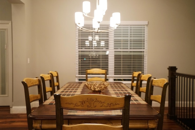 Diseño interior y decoración de comedor decorado con muebles de madera y candelabro colgante