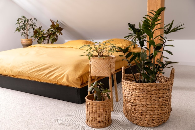 Diseño interior del dormitorio con plantas