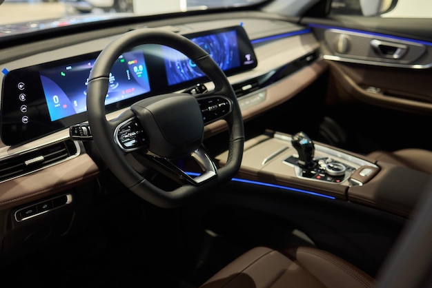 Diseño interior elegante y moderno del automóvil con acentos de fibra de carbono e iluminación ambiental