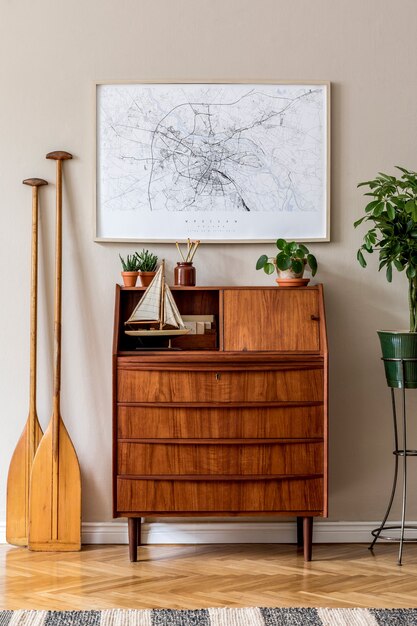 Diseño interior elegante y vintage de sala de estar con inodoro retro de madera, plantas, barcos, remo, mapa y elegantes accesorios personales. marco en la pared .. Decoración para el hogar.