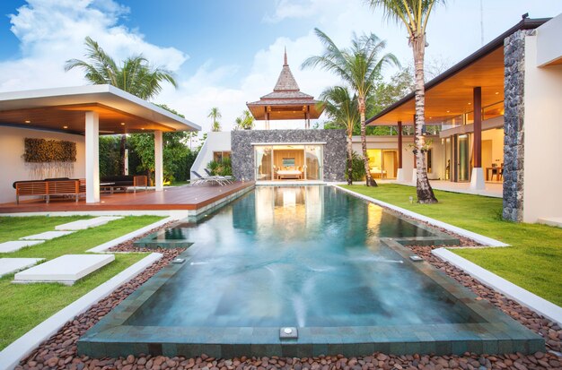 Diseño interior y exterior de la villa con piscina que cuenta con área de vivienda
