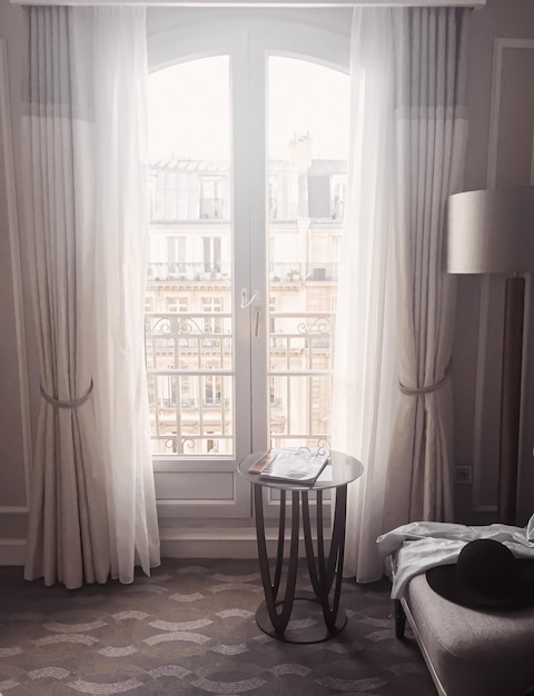 Diseño interior de una habitación en el hotel Hilton Opera en París Francia