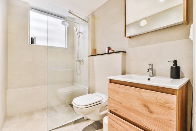 Foto diseño interior de lujo de un baño con paredes de mármol.