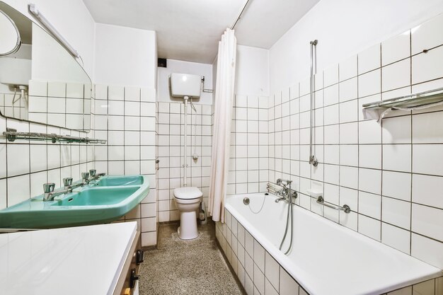 Diseño interior de lujo de un baño con paredes de mármol.