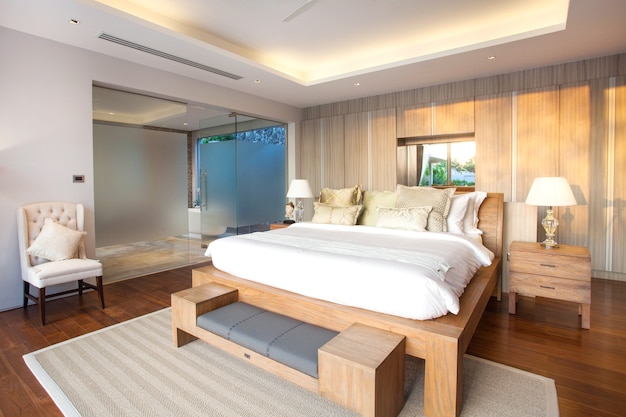 Diseño interior de lujo en el dormitorio de la villa de la piscina