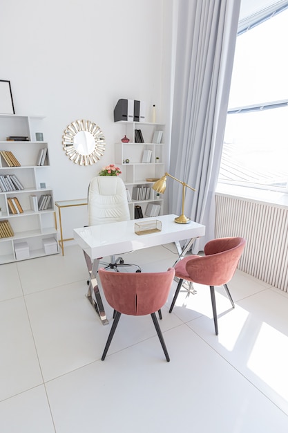 Foto diseño interior de lujo moderno de apartamento estudio blanco en estilo minimalista.