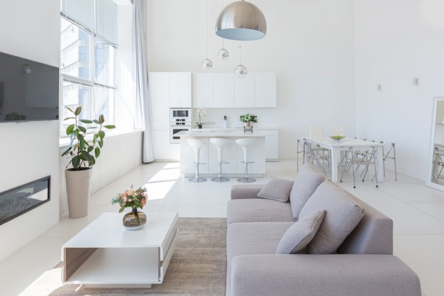 Diseño interior de lujo moderno de apartamento estudio blanco en estilo minimalista.