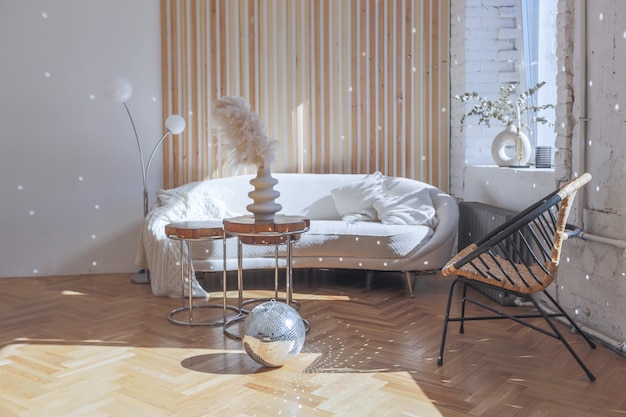 Diseño interior de lujo moderno y caro de una amplia sala de estar con elementos de madera y paredes blancas. lleno de cosas decorativas originales e inusuales