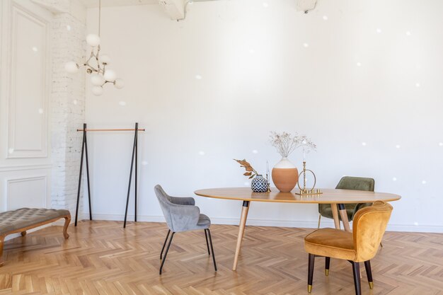 Diseño interior de lujo moderno y caro de una amplia sala de estar con elementos de madera y paredes blancas. lleno de cosas decorativas originales e inusuales