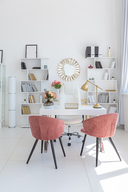 Diseño interior moderno y acogedor de lujo de un apartamento tipo estudio en colores extra blancos con muebles caros de moda en un estilo minimalista.