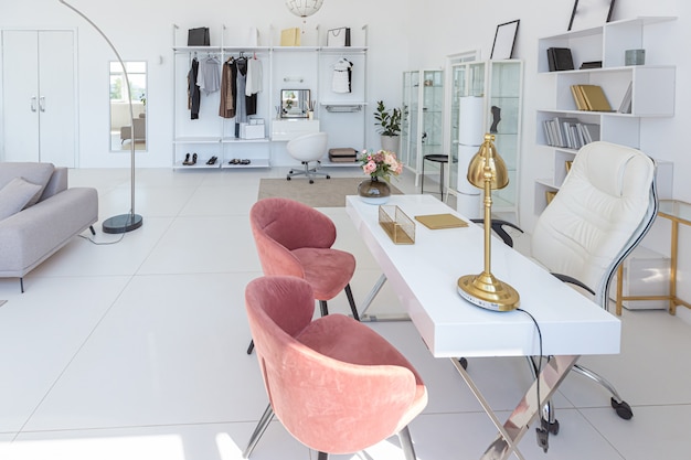 Foto diseño interior moderno y acogedor de lujo de un apartamento tipo estudio en colores extra blancos con muebles caros de moda en un estilo minimalista.