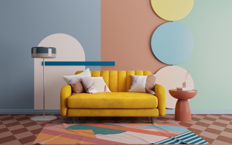 Diseño interior moderno de mediados de siglo con sofá amarillo y pared de decoración