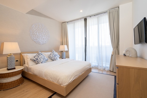 El diseño interior de la villa, casa, hogar, condominio y apartamento cuenta con cama king size en un dormitorio moderno