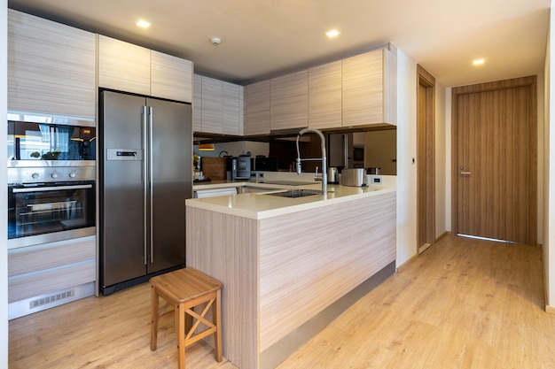 El diseño interior de la villa, casa, hogar, condominio y apartamento cuenta con isla, refrigerador y electrodomésticos de cocina.