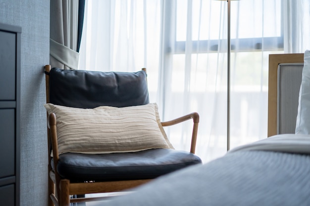 El diseño interior de la villa, casa, hogar, condominio y apartamento cuenta con sillón azul, cojín y cortina transparente en el dormitorio