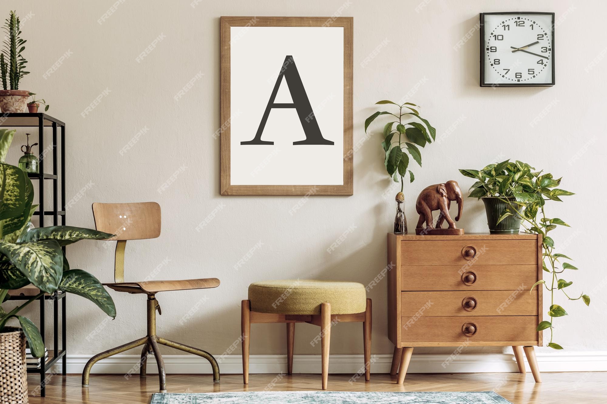 cohete cafetería marca Diseño interior vintage de sala de estar con muebles retro de diseño  estante de plantas reloj negro y marco de maqueta de póster marrón en la  pared beige decoración elegante para el