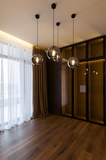 Diseño de interiores amplio y luminoso apartamento tipo estudio en cálidos colores blanco pastel y beige.
