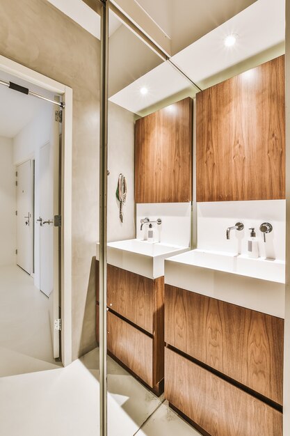 Diseño de interiores de baño hermoso y elegante.