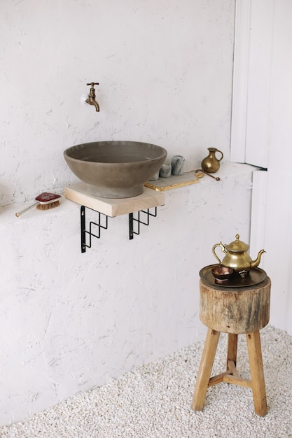 Diseño de interiores de baño vintage romántico en estilo vintage con madera y hormigón