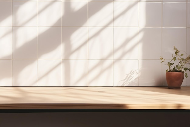 Diseño de interiores de cerca el espacio vacío en blanco sobre una hermosa encimera de cocina de madera de roble con luz solar matutina y hojas de follaje sombra sobre azulejos de cerámica blanca en el fondo Telón de fondo de la cocina