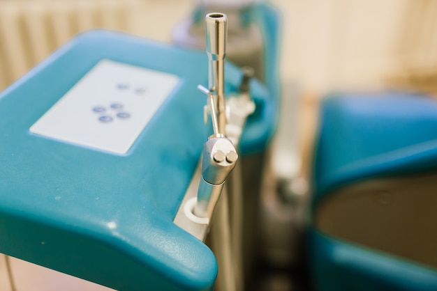 Diseño de interiores de clínica dental con varias cajas de trabajo y herramientas.