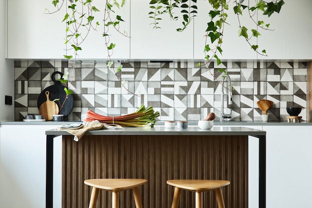 Diseño de interiores de cocina elegante con comedor. Espacio de trabajo con accesorios de cocina en la parte trasera. Paredes creativas. Estilo minimalista un concepto de amor a las plantas.