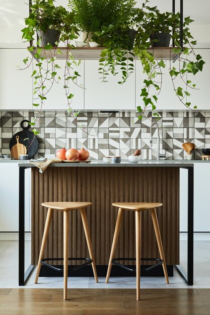 Diseño de interiores de cocina elegante con comedor. Espacio de trabajo con accesorios de cocina en la parte trasera. Paredes creativas. Estilo minimalista un concepto de amor a las plantas.