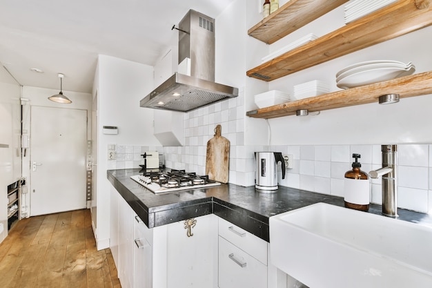 Diseño de interiores de cocina pequeña en apartamento moderno